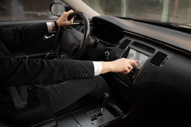 Foto grátis homem usando as opções do carro enquanto dirige