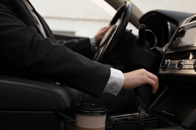 Foto grátis homem usando as opções do carro enquanto dirige