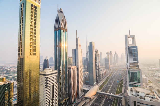 Foto grátis horizonte de dubai e arranha-céus no centro na sunset. conceito de arquitetura moderna com edifícios altos na mundialmente famosa metrópole dos emirados árabes unidos