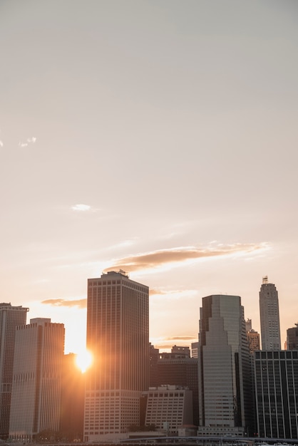 Foto grátis horizonte de nova iorque com sol