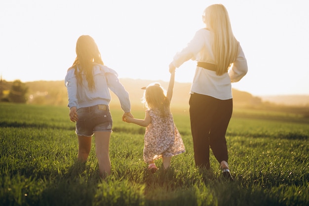 Foto grátis mãe, com, duas filhas, em, pôr do sol