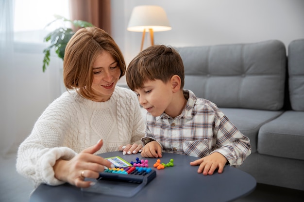 Foto grátis mãe e filho jogando tiro médio