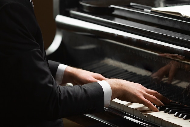 Foto grátis mãos de vista lateral tocando piano