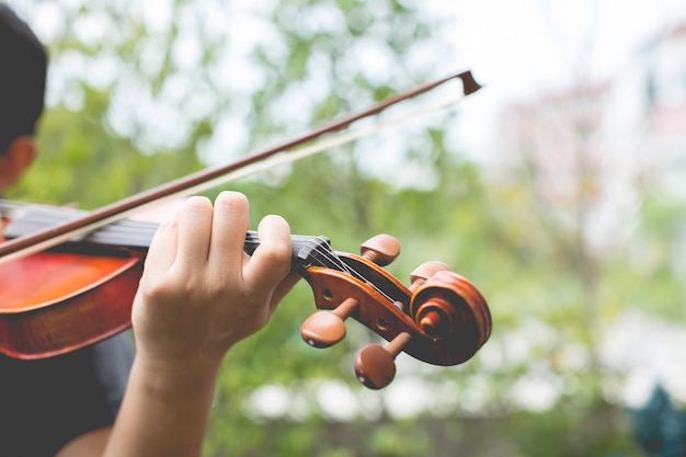 Foto grátis mãos tocando violino