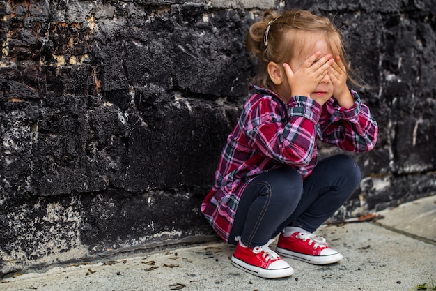 Foto grátis menina bonita perto da parede de tijolo