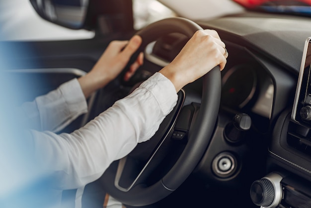 Foto grátis mulher elegante e elegante em um salão de beleza do carro