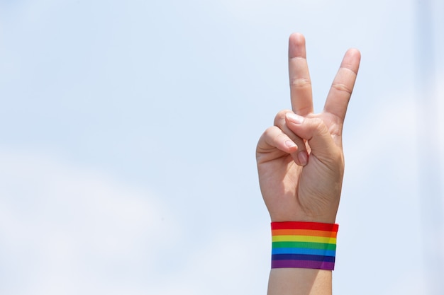 Foto grátis mulher feliz com pulseira de arco-íris lgbt.