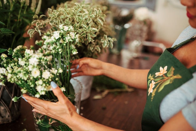 Foto grátis mulher, organizando, grupo flores, em, vaso