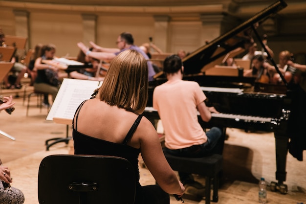 Foto grátis mulher tocando violino em uma big band