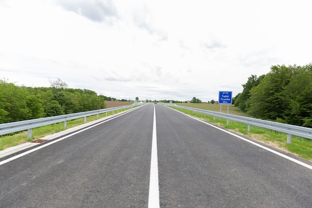 Foto grátis nova estrada recém-construída no distrito de brcko, bósnia e herzegovina