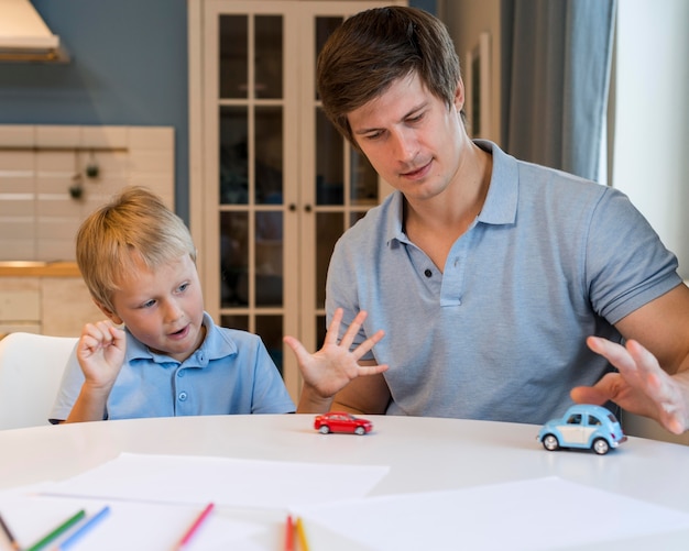 Foto grátis pai brincando com seu filho adorável