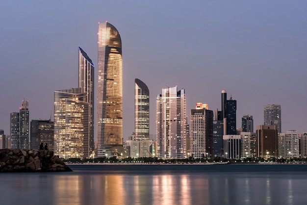 Foto grátis paisagem marítima de abu dhabi com arranha-céus