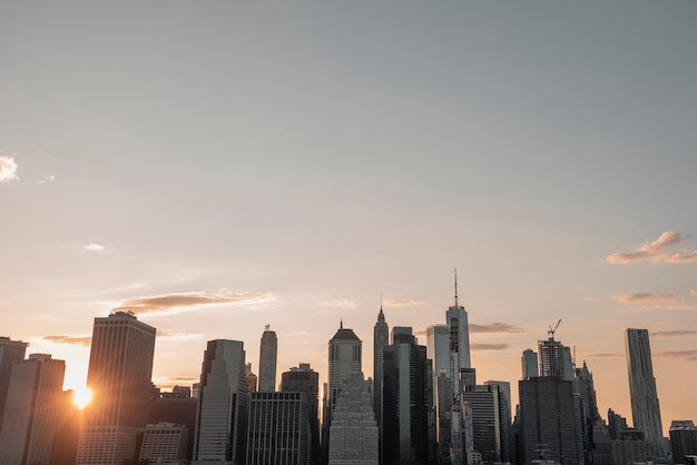 Foto grátis paisagem urbana de manhattan ao entardecer