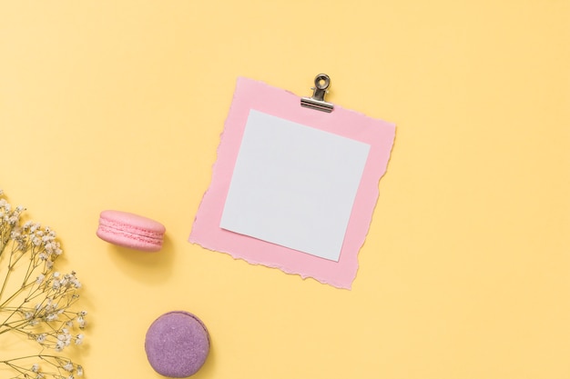 Foto grátis papel em branco com macaroons e ramo de flores