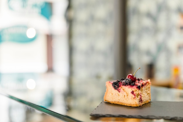 Foto grátis pastelaria na placa de xisto sobre o balcão de vidro