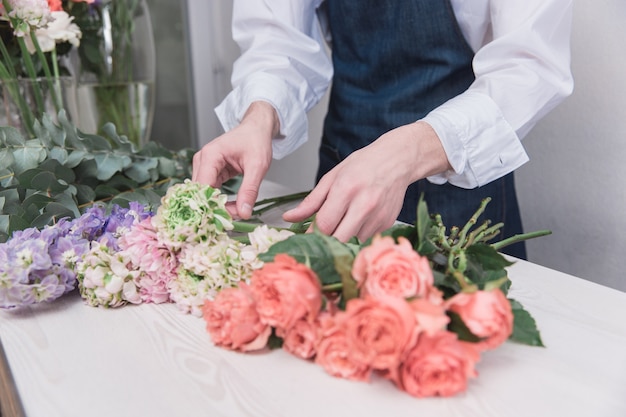 Foto grátis pequenos negócios. florista masculina na loja de flores.