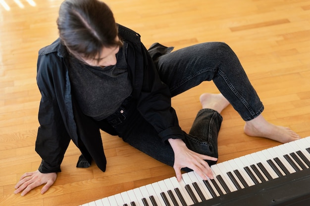 Foto grátis pessoa criativa praticando uma música dentro de casa