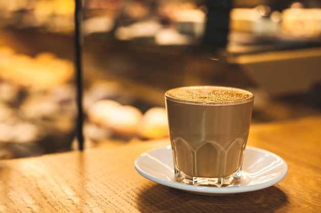 Foto grátis saboroso copo delicioso copo de café com pires na mesa