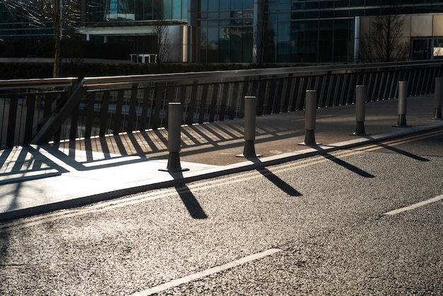 Foto grátis sombras feitas à luz do dia na cidade com arquitetura