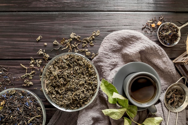 Foto grátis tigelas com ervas naturais na mesa