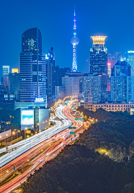 Foto grátis vista aérea do viaduto de xangai à noite