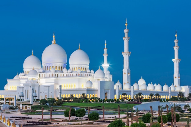 Foto grátis vista da famosa mesquita sheikh zayed de abu dhabi à noite, emirados árabes unidos.