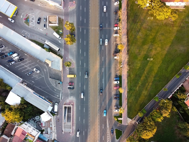 Foto grátis vista superior de uma estrada em bucareste, vários carros, estacionamento, gramado verde à direita, vista do drone, romênia