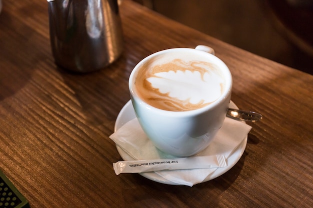 Foto grátis xícara de café aromático no balcão