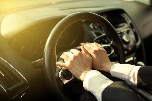 Foto a menina clica no sinal do carro