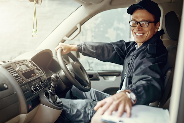 Foto condução de carro e retrato de homem com caixa para dropshipping transporte ou indústria de cadeia de abastecimento sorriso de carga e correio com pacote de papelão em veículo para serviço de comércio eletrônico e distribuição