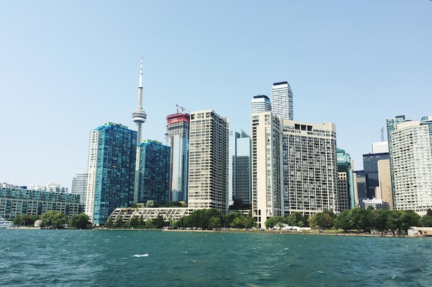 Foto edifícios modernos na cidade contra o céu limpo em toronto na orla