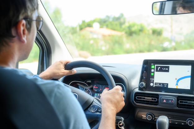 Foto motorista viajando de carro com um navigator