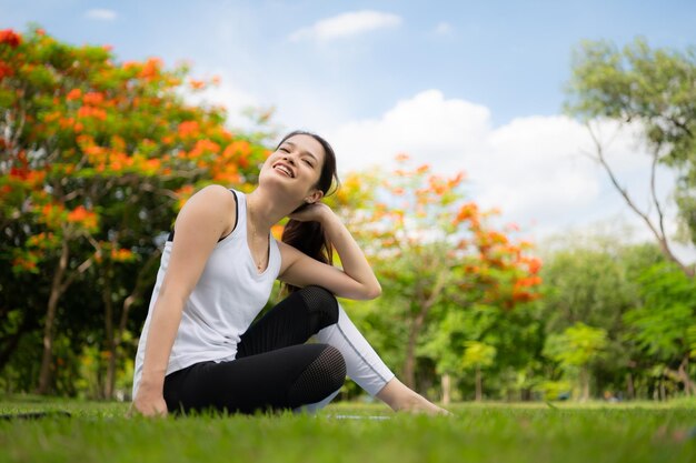 Foto mulher jovem com atividades ao ar livre no parque da cidade yoga é sua atividade escolhida