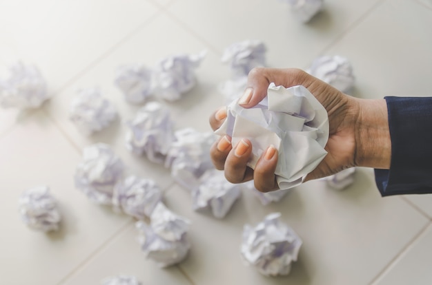 Foto nenhuma ideia e conceito da falha - mão humana que guarda o papel e o lixo amarrotados.