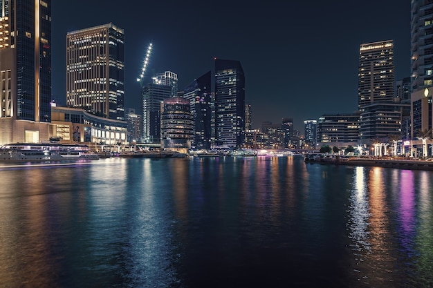 Foto passeio e canal em dubai marina, dubai, emirados árabes unidos