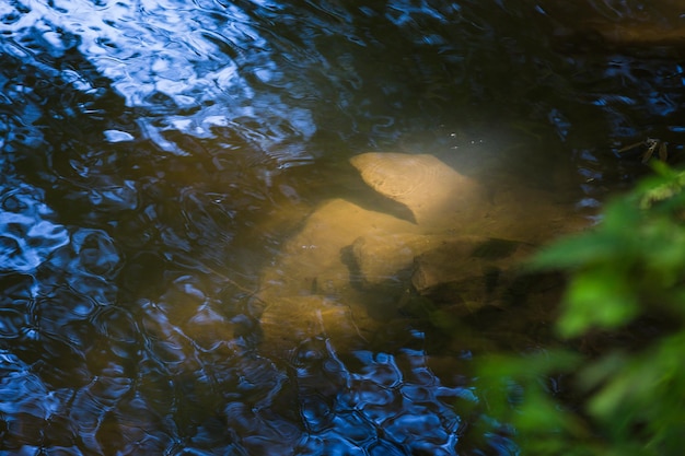 Foto pedras na água