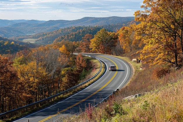 Foto um camião a descer uma estrada nas montanhas