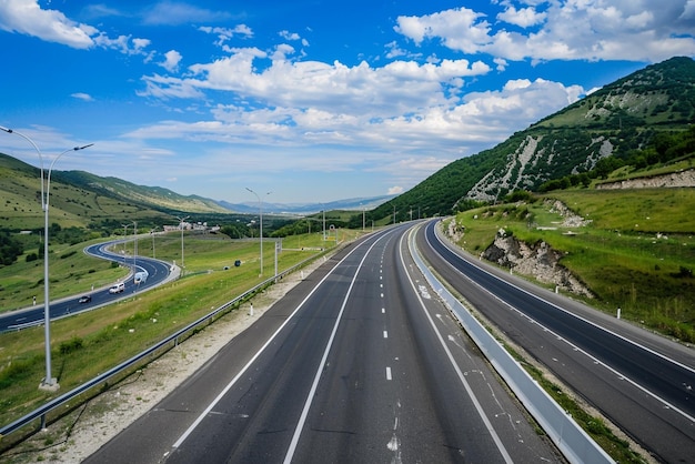 Foto uma rodovia com uma montanha ao fundo