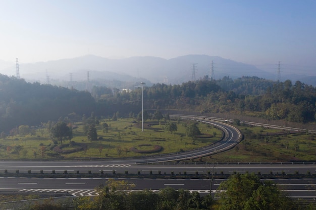 Foto vista de alto ângulo da estrada contra o céu claro