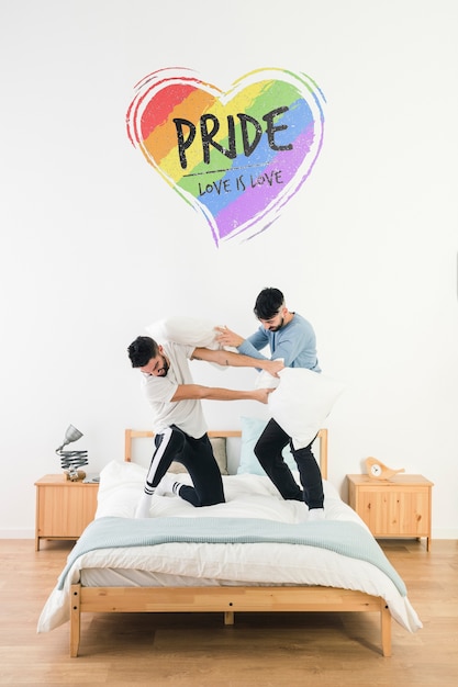 PSD casal gay na cama e copyspace maquete