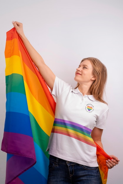 PSD mulher de tiro médio segurando a bandeira do orgulho