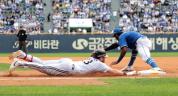 Twins brings back 1B Dean, RHP Hernandez 