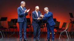 Olegario Vzquez Raa recibi el premio de manos del presidente de la Diputacin, Luis Menor