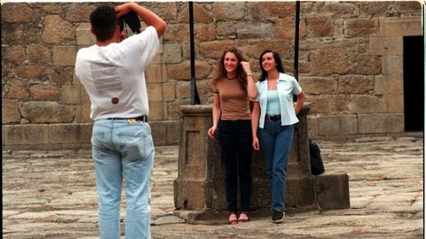 Turistas no castelo de San Felipe de Ferrol sacando unha fotografa en 1998