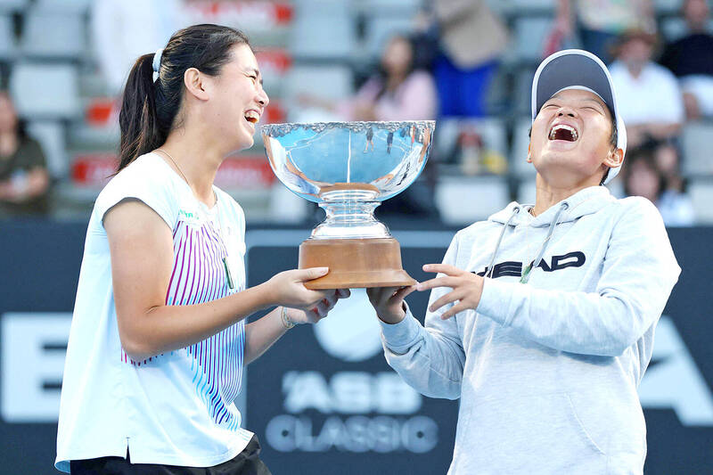 
Taiwan’s Wu Fang-hsien, left, and China’s Jiang Xinyu pose with the trophy after beating Serbia’s Aleksandra Krunic and Sabrina Santamaria of the US in the women’s doubles final at the ASB Classic in Auckland, New Zealand, yesterday.
Photo: AFP