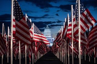 Wahlsystem in den USA: TOPSHOT - US flags are seen in the early morning as preparations continue for the inauguration of US President-elect Joe Biden on January 20, 2021, at the US Capitol in Washington, DC. (Photo by ROBERTO SCHMIDT / AFP) (Photo by ROBERTO SCHMIDT/AFP via Getty Images)