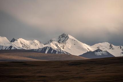 Reisen: Vergletscherte und schneebedeckte Berge im Abendlicht, Tian Shan, Himmelsgebirge, Sary Jaz Tal, Kirgistan, Asien