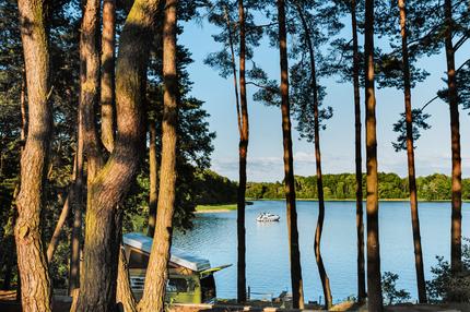 Campingplatz: Das Ahoi Camp Canow am  Kleinen Pälitzsee lässt sich auch  direkt mit dem Boot ansteuern