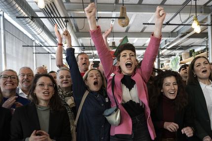 Autobahn-Ausbau in der Schweiz: Nationalraetin Aline Trede, Gruene-BE, Nationalraetin Mattea Meyer, SP-ZH, Nationalraetin Florence Brenzikofer, GP-BL, sowie Lisa Mazzone, Praesidentin Gruene, Nationalraetin Brenda Tuosto, SP-VD und Jelena Filipovic, Co-Praesidentin VCS, von links, vom Nein Komitee zum Autobahnausbau freuen sich ueber die erste Hochrechnung am Sonntag, 24. November 2024, in Bern.