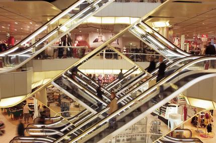 Galeria Karstadt Kaufhof: Schuhputzmaschine und Mobilitätsmaschine in einem: die Rolltreppe im Karstadt Düsseldorf